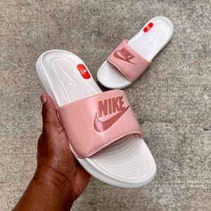 WMNS NIKE VICTORI ONE SLIDES JUST
DO IT WHITES PRINTS